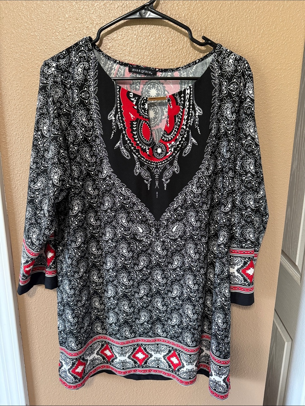🥳 7/$10!! ABBY & GRACE Black, Red & White Paisley V-Neck Tunic